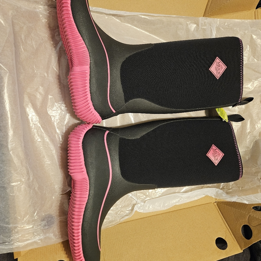Size 10 women's muck boots